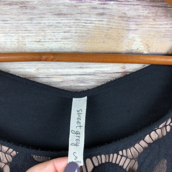 Stitch Fix Sweet Gray Carlisle Lace Front Top Sz S - Picture 4 of 6